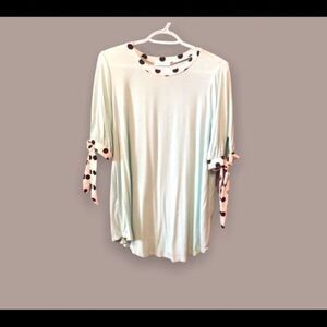 🟢mint green tee with white trim and black polka dot